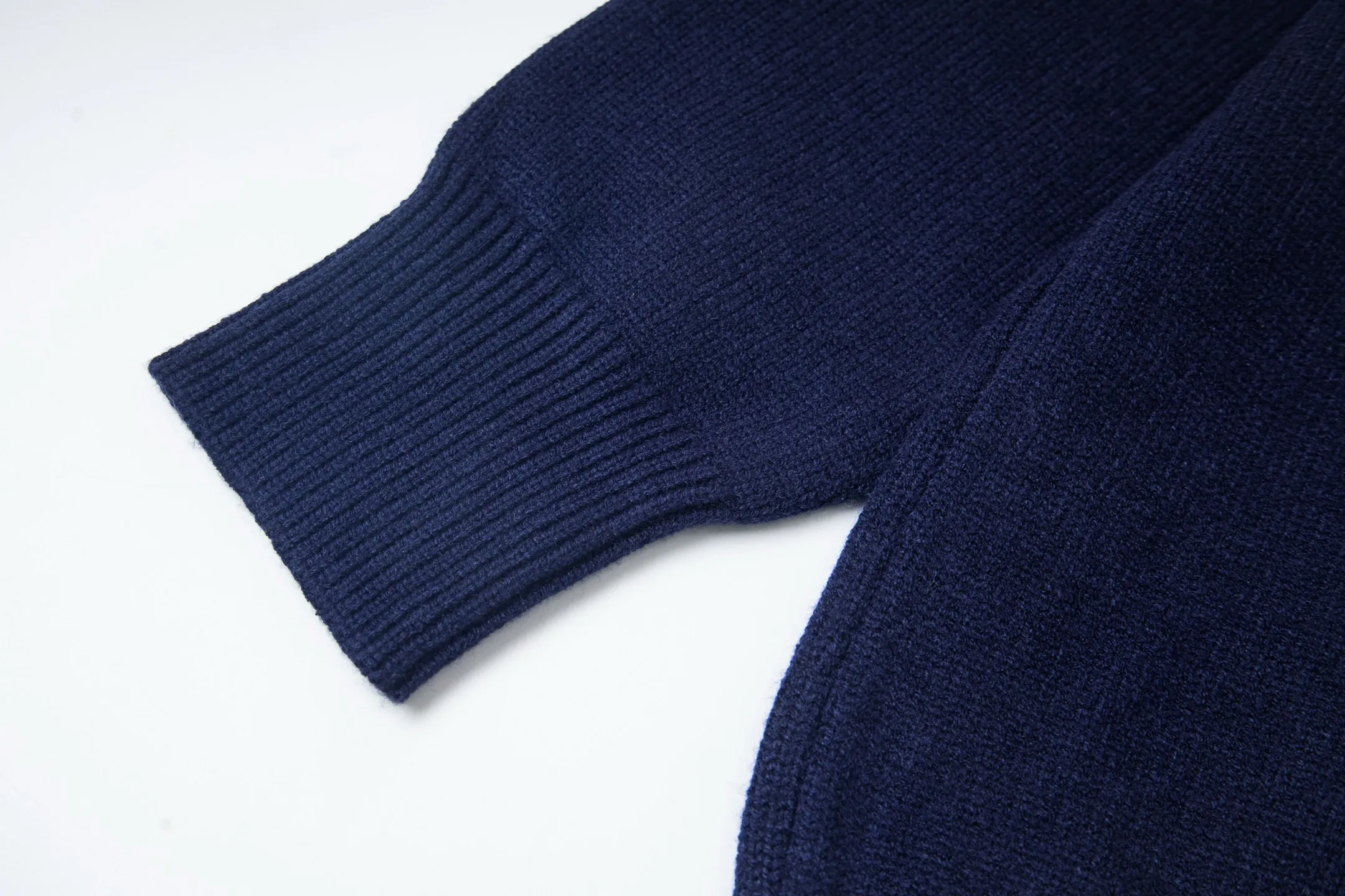 P230 Style number: Y258 Ralph Lauren POLO twist button open-chest sweater is a limited edition every year. There won’t be many styles in the store! Ralph Lauren men's half-button sweater. The shape is really nice. It can be worn alone or as a coat. It can be worn outside the inner layer. It is versatile and looks good. Tag, hanging grain, washable, packaging bag, full set of accessories. The appearance is quite high. The workmanship is super exquisite. Color: navy, gray, apricot, navy. Size: S M L XL